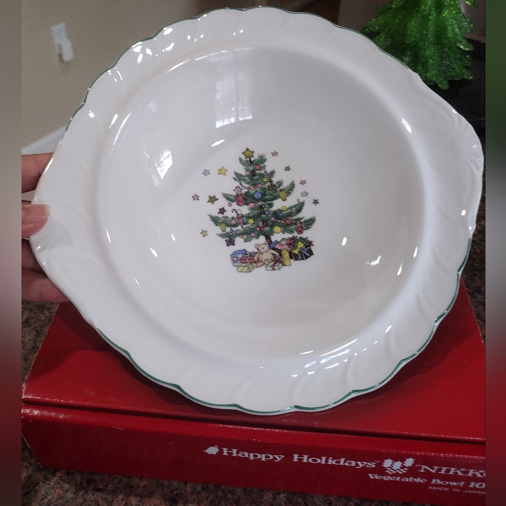 NWT Nikko - Happy Holidays Pattern - 10 inch Round Vegetable Bowl